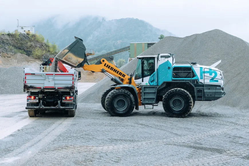 The world’s first hydrogen-powered wheel loader is set to reduce CO₂ emissions by 100 metric tons annually.